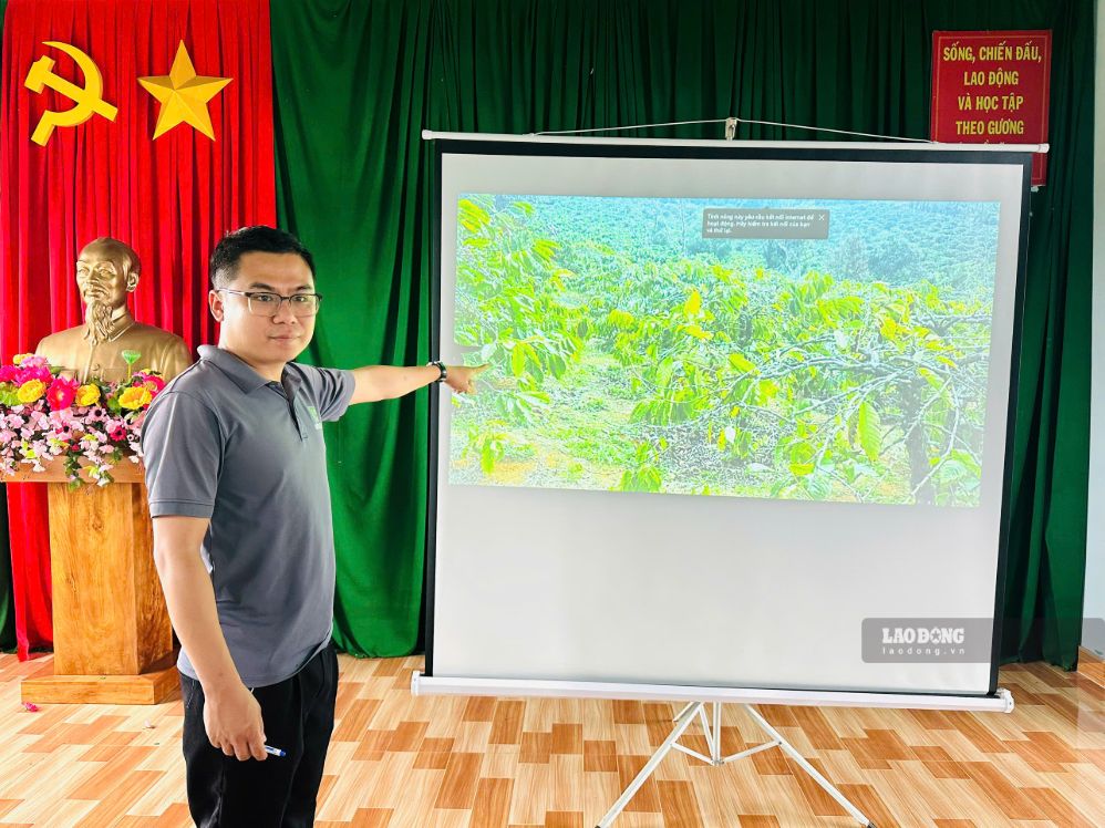 Báo cáo viên tập huấn cho người lao động. Ảnh: Linh Khôi