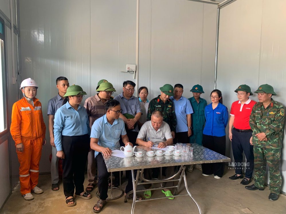 Người dân cùng các bên liên quan làm thủ tục nhận nhà tái định cư. Ảnh: Thành An