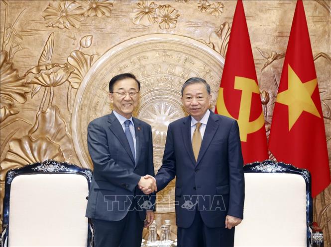 In the afternoon of July 30, 2026, in Hanoi, General Secretary and President To Lam received Minister of Land, Infrastructure, and Transport of Korea Kim Yun Duk on the occasion of his visit and working trip to Vietnam. Photo: VNA