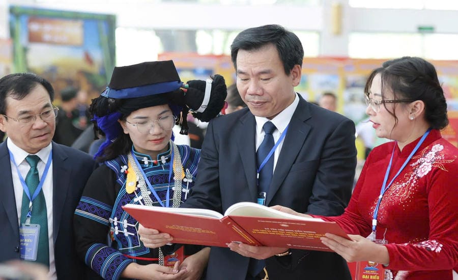 Head of the Propaganda and Mass Mobilization Committee of Lao Cai Provincial Party Committee Duong Duc Huy talks with ethnic minorities. Photo: Bao Nguyen
