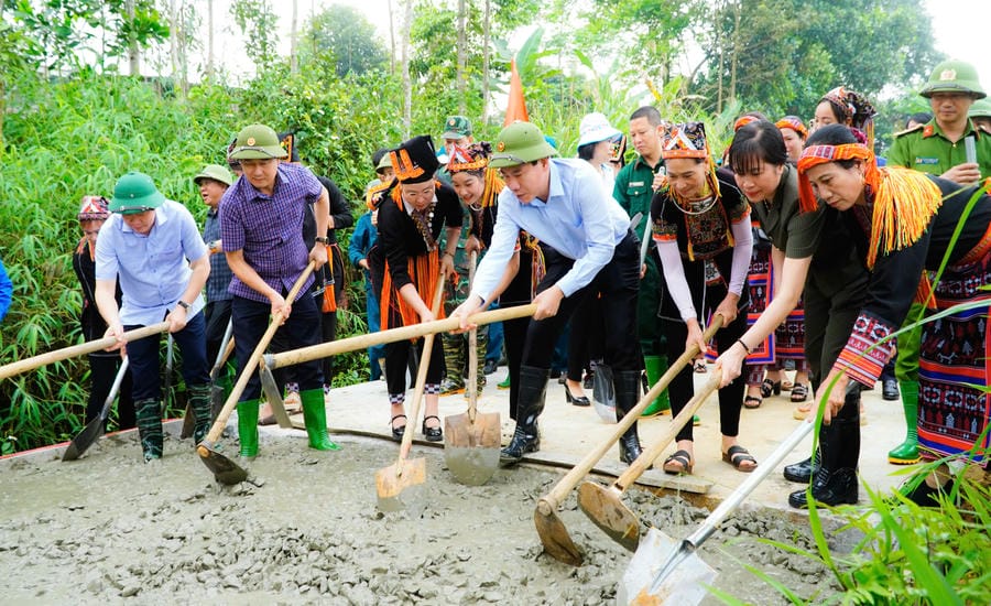 Leaders of the Propaganda and Mass Mobilization Committee of Lao Cai Provincial Party Committee participate in building new rural roads. Photo: Minh Tuan