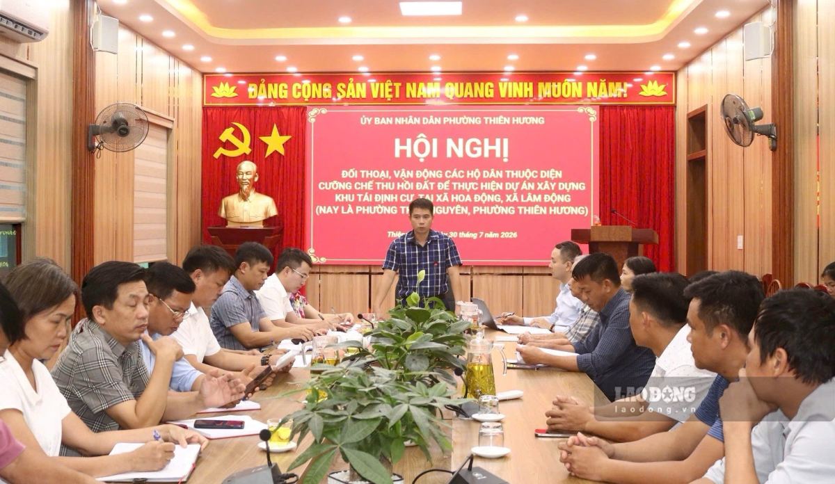 Thien Huong Ward dialogues with households subject to project land recovery coercion. Photo: Hoang Khoi