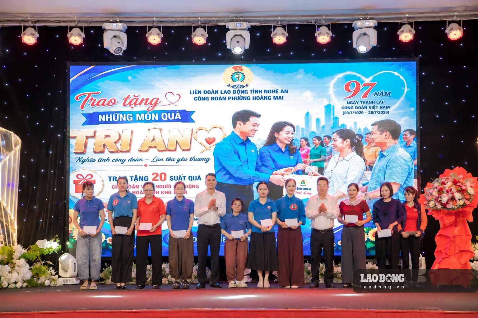 Hoang Mai Ward Trade Union organizes Trade Union Members' Day to connect workers. Photo: Quang Dai