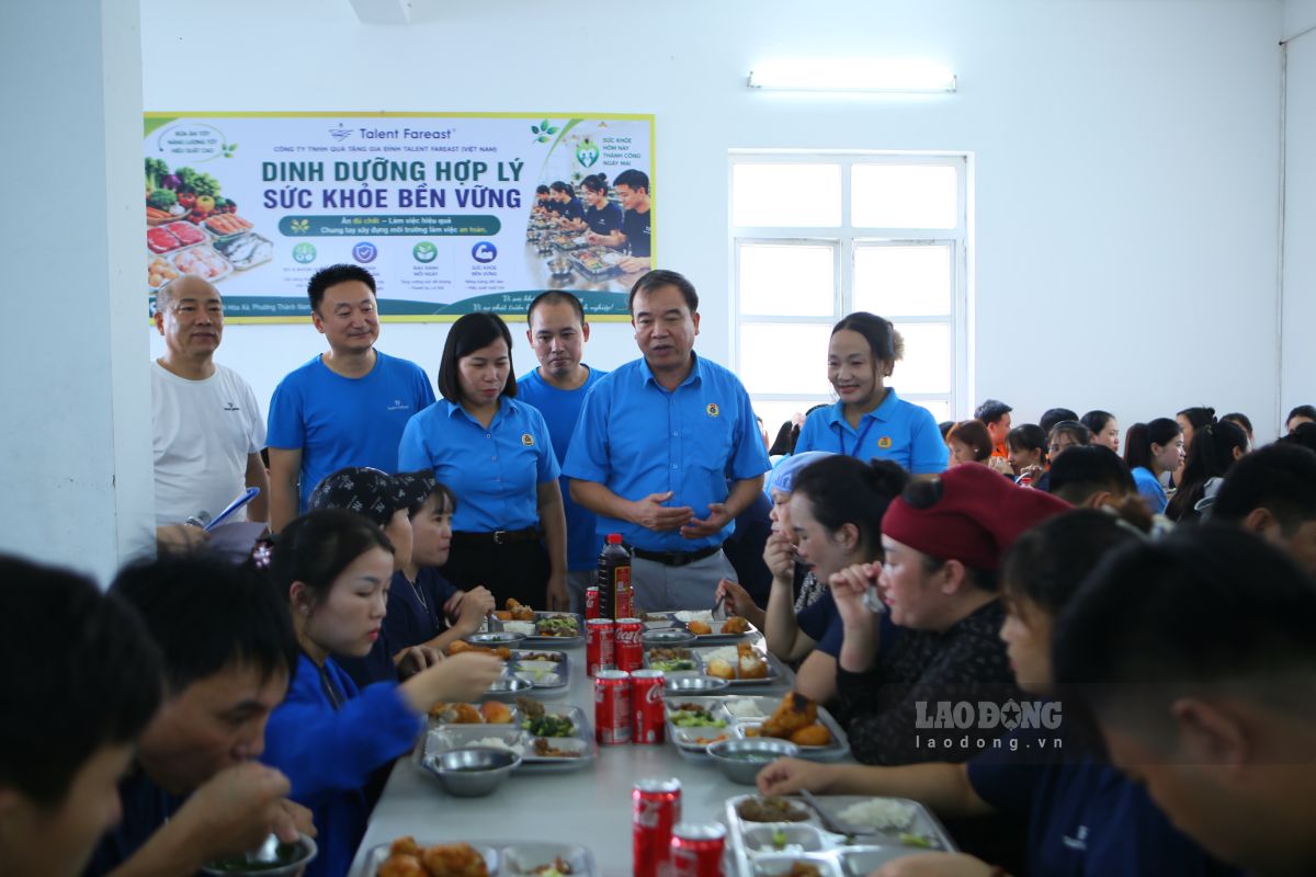 Trade Union meal at Talent Fareast Vietnam Family Gift Co., Ltd. Photo: Luong Ha