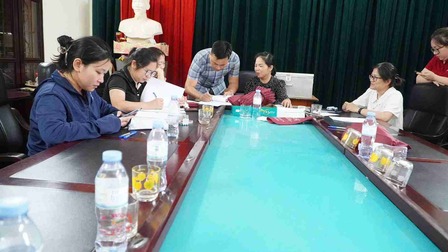 Xã Phú Thái tổ chức chi trả tiền bồi thường, hỗ trợ giải phóng mặt bằng Dự án xây dựng một số đoạn đường gom phía Bắc Quốc lộ 5. Ảnh: Xã Phú Thái