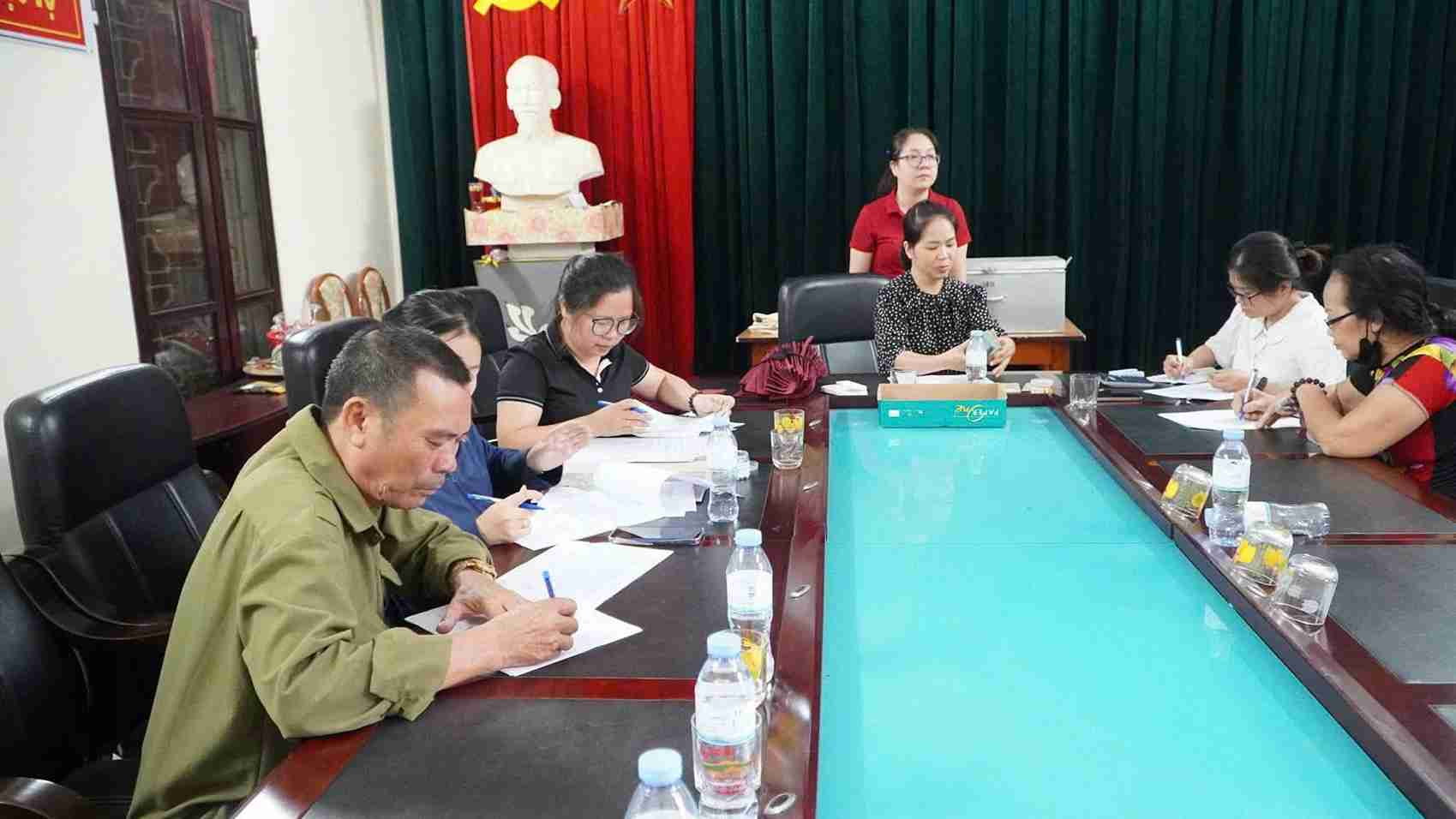 The payment session is carried out publicly, transparently, in the correct order and procedures according to regulations. Photo: Phu Thai Commune