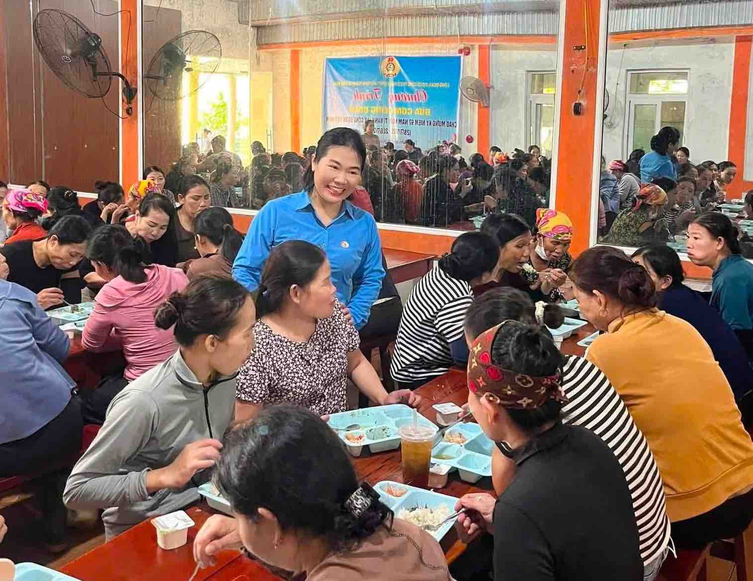 Union members of Song Gianh Quang Binh Seafood Company become more connected through "Trade Union Meal". Photo: Trade Union of Song Gianh Quang Binh Seafood Joint Stock Company