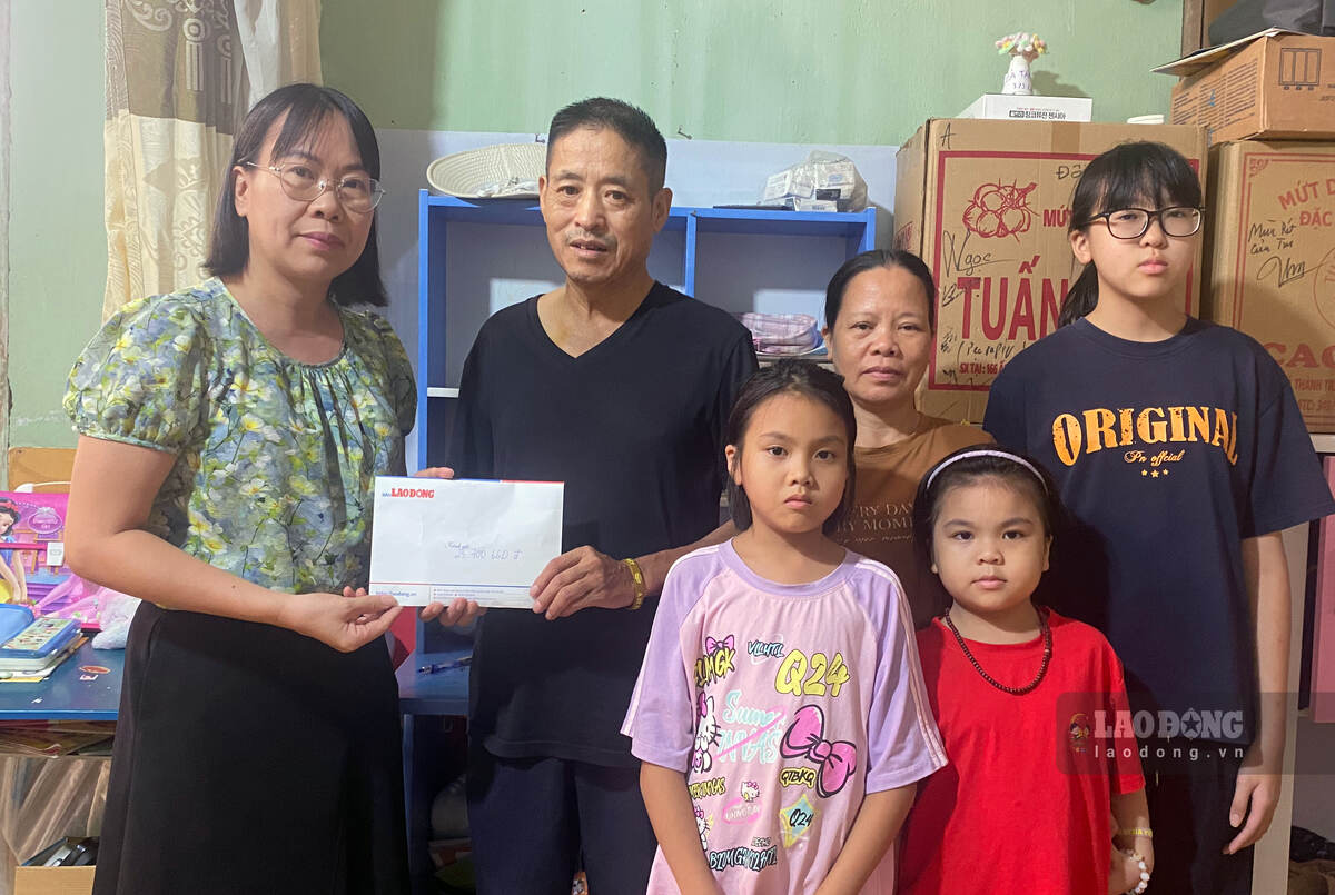Representatives of the Golden Heart Charity Fund present readers' support money to the family of Mr. Hoa Xuan Chien, Gia Vien ward, Hai Phong. Photo: Nguyen Hue