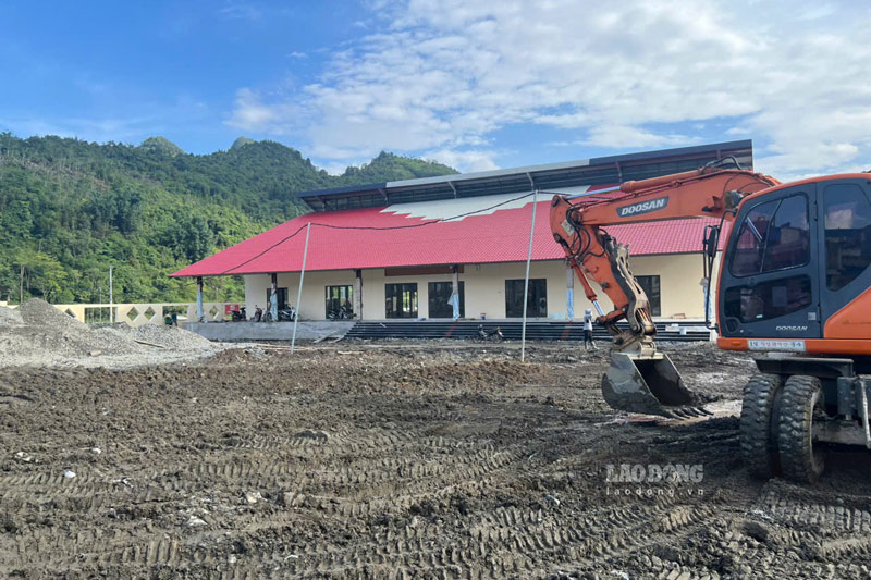 Nhiều mũi thi công được triển khai đồng thời trên công trường trường nội trú vùng biên. Ảnh: Đinh Đại