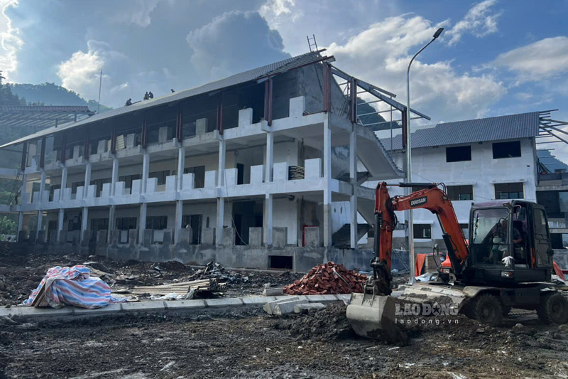 The final items are being urgently completed to be ready to welcome students in the new school year. Photo: Dinh Dai