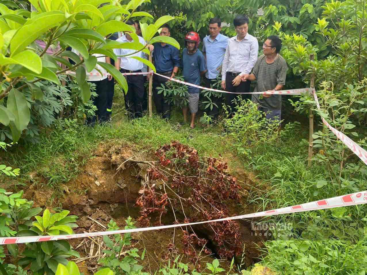 Subsidence holes continue to expand, causing people to be uneasy. Photo: Nguyen Truong
