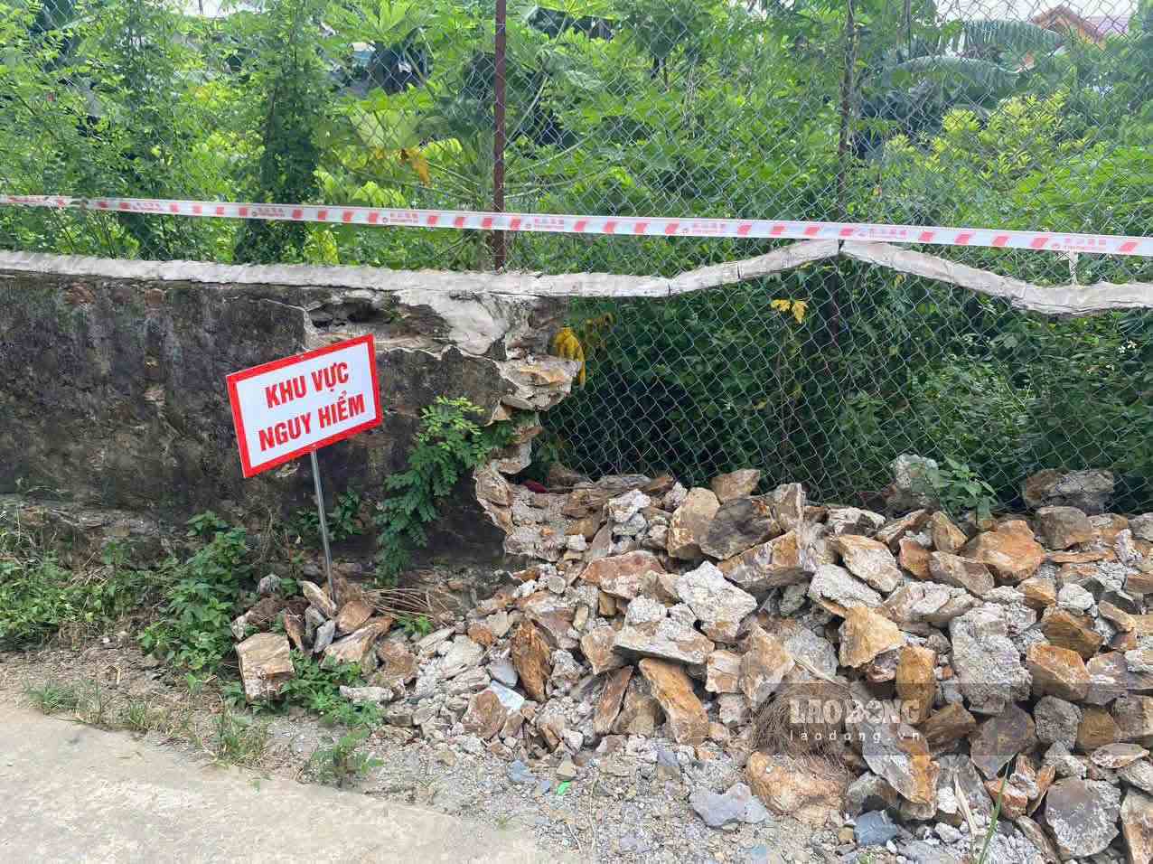 Nhiều đoạn tường rào của nhà dân tại thôn Sào Lâm, xã Thanh Sơn bị đổ sập. Ảnh: Nguyễn Trường