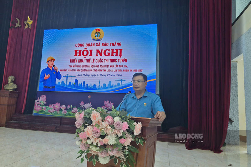 Ông Nguyễn Thanh Bình, Chủ tịch Công đoàn xã Bảo Thắng trong một buổi hội nghị thông tin về thể lệ cuộc thi. Ảnh: Đinh Đại