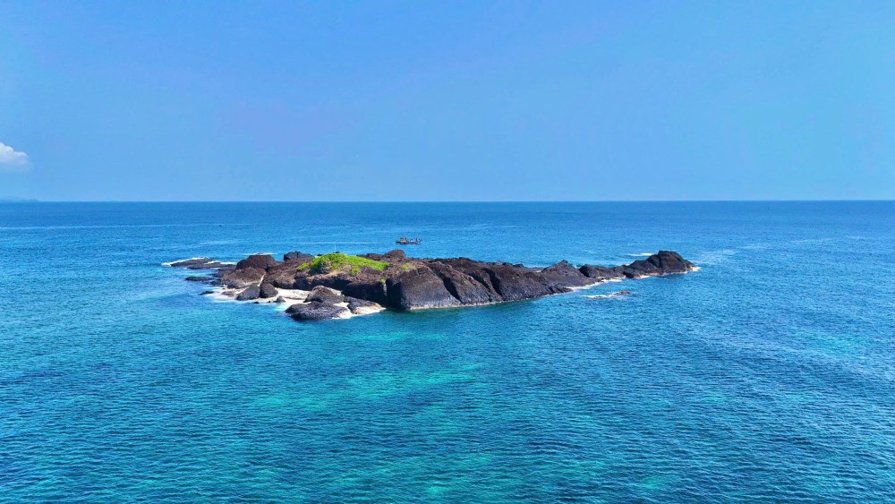 Toàn cảnh đảo Hòn Nhàn. Ảnh: Nguyễn Yên