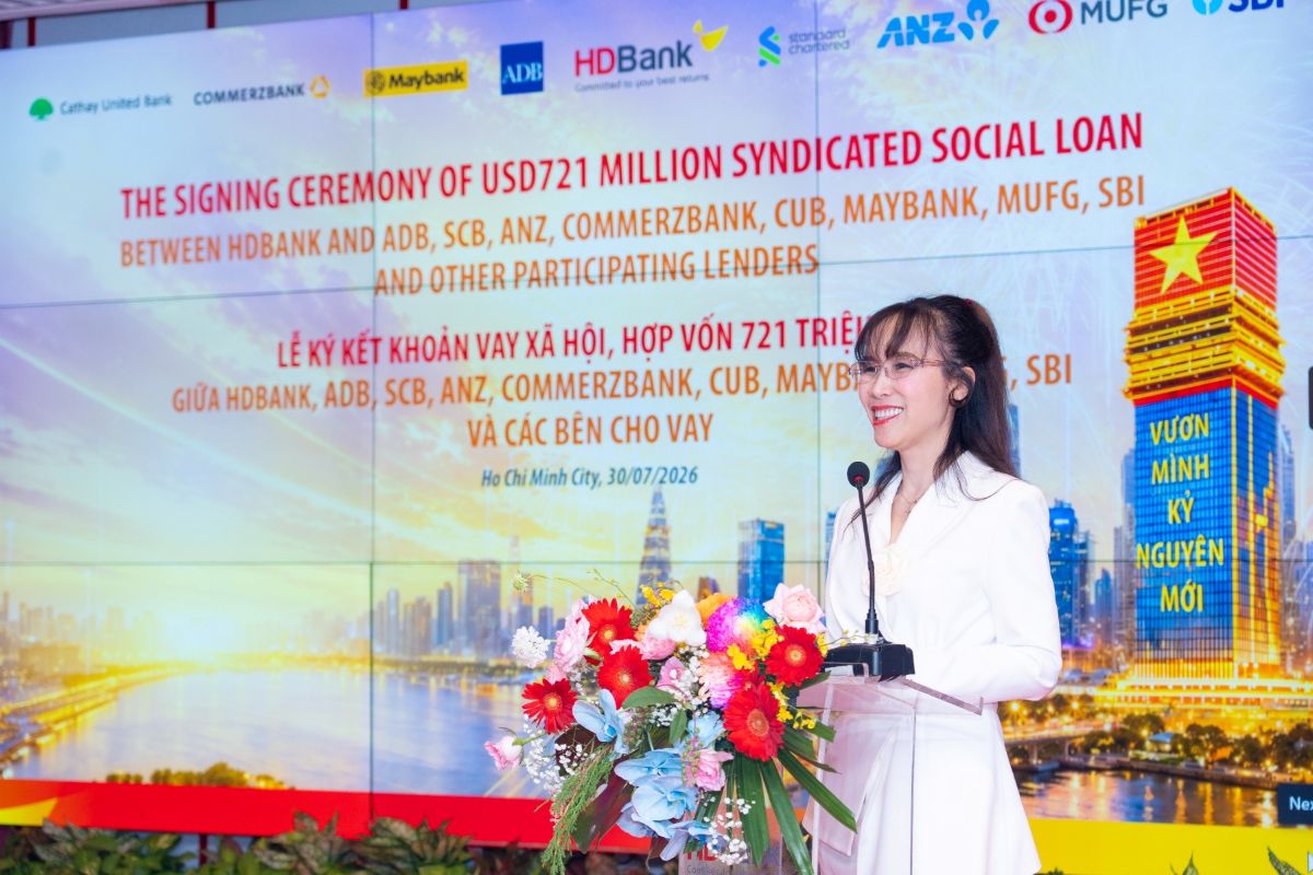 Heroína del Trabajo, Dra. Nguyen Thi Phuong Thao enfatizó que el préstamo social sindicado de 721 millones de dólares no es solo una transacción financiera, sino que también abre nuevos recursos para los objetivos de desarrollo sostenible y inclusión financiera en Vietnam. Foto: HDBank