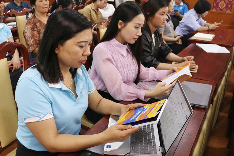 The conference organizing committee awarded handbooks guiding propaganda skills to build communes and wards without drugs to delegates. Photo: Lao Cai Provincial e-Portal