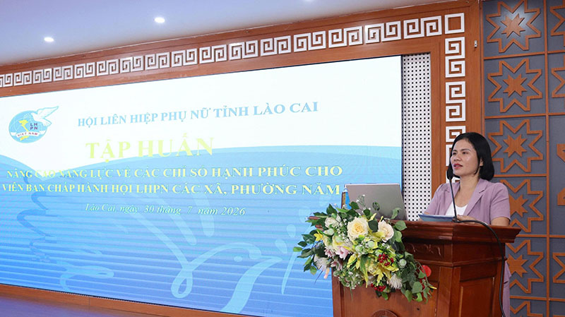 Bà Hoàng Phương Thúy – Phó Chủ tịch Hội LHPN tỉnh Lào Cai phát biểu khai mạc. Ảnh: Cổng TTĐT tỉnh Lào Cai