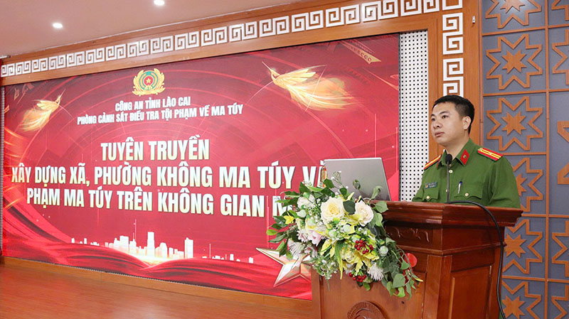 Thiếu tá Trần Quang Huy – Phó Đội trưởng Phòng Cảnh sát điều tra tội phạm về ma túy, Công an tỉnh Lào Cai tuyên truyền các nội dung. Ảnh: Cổng TTĐT tỉnh Lào Cai