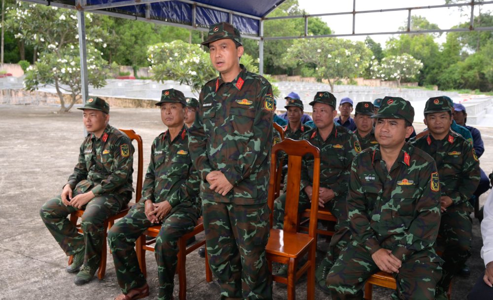 Officials, staff and forces performing the task of taking samples of martyrs' remains for DNA testing at Tri Ton Martyrs' Cemetery. Photo: Phuong Vu/ An Giang Military Command