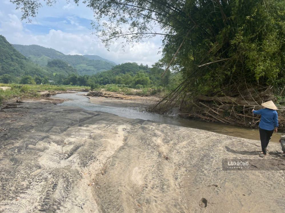 Van Ban commune is facing difficulties in handling all the yellow sand deposited after the storm. Photo: Loc An