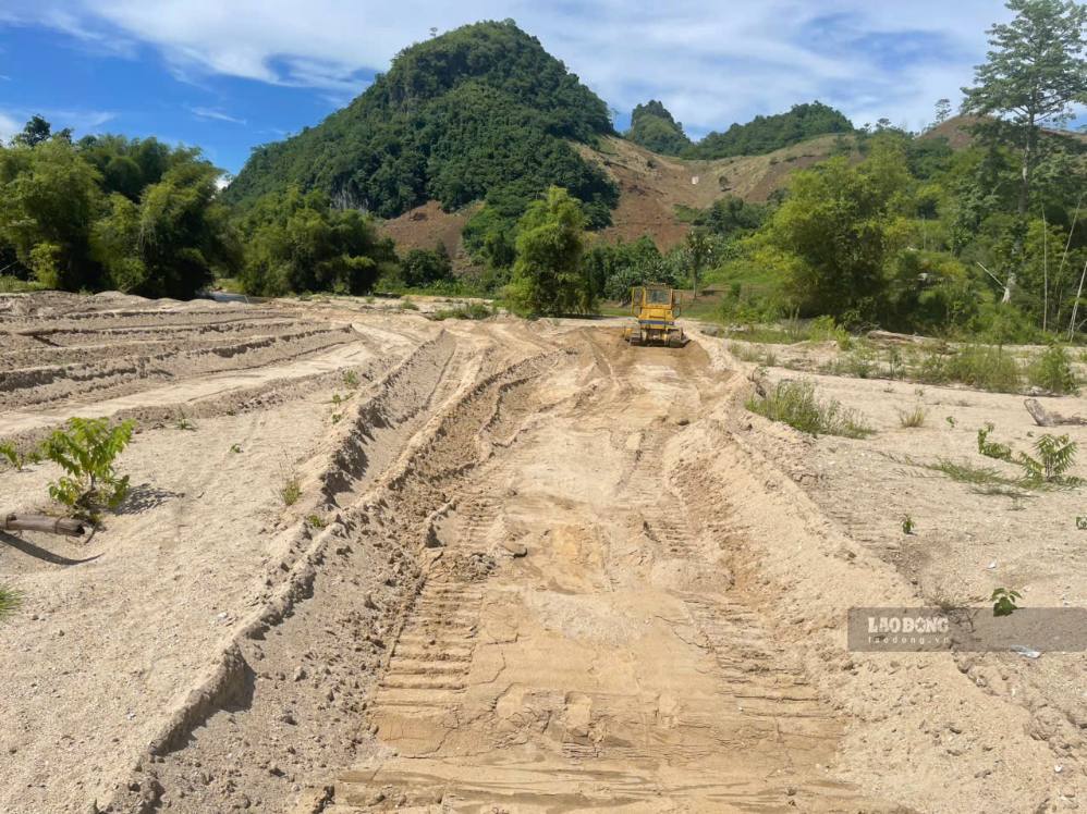 Bà Hà Thị Dung (người dân thông Làng Chút) - chia sẻ: “Suốt 1 năm qua vườn tược của gia đình bị cát vùi lấp không làm ăn được gì, chúng tôi rất mong sớm được dọn hết cát đi, cả nhà ổn định sinh sống“.