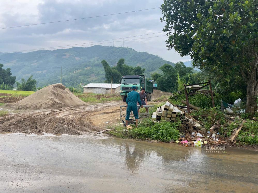 UBND xã Văn Bàn đang đề nghị UBND tỉnh Lào Cai cho phép xác định giá trị và đấu giá công khai 30.000m³ cát đã thu gom để giải phóng bãi tập kết, tạo điều kiện tiếp tục thu gom số cát còn lại trước mùa mưa.
