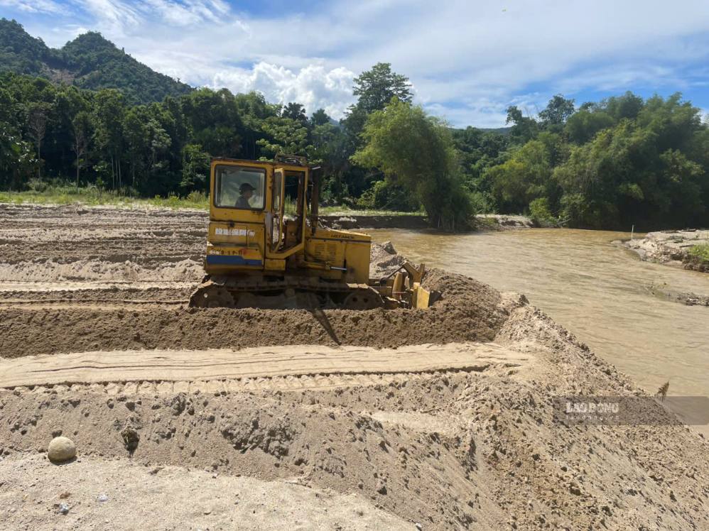 Để khắc phục hậu quả, UBND xã Văn Bàn triển khai công trình thu gom, quản lý cát với kinh phí hơn 11 tỉ đồng từ ngân sách xã. Đến đầu tháng 7.2026, đơn vị thi công đã thu gom khoảng 30.000m³ cát, đạt gần 32% kế hoạch. Tuy nhiên, từ đây vướng mắc phát sinh khi 5 bãi tập kết đã gần đầy, khiến khoảng 65.000m³ cát còn lại chưa thể tiếp tục thu gom.