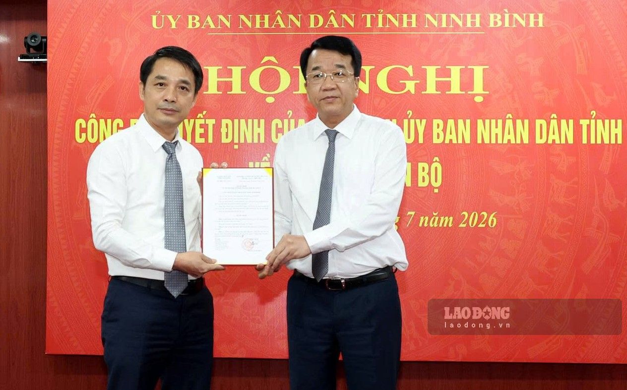 Mr. Nguyen Thanh Binh - Deputy Secretary of the Provincial Party Committee, Chairman of Ninh Binh Provincial People's Committee (right) presents the decision on personnel work to Mr. Hoang Van Kien - the new Director of Ninh Binh Provincial Department of Finance. Photo: Nguyen Truong