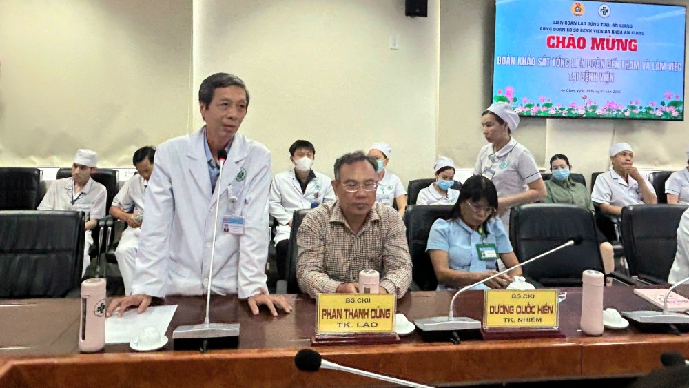 Ông Nguyễn Minh Hải - Phó Giám đốc, Chủ tịch CĐCS Bệnh viện đa khoa An Giang tiếp thu các ý kiến chỉ đạo của đoàn khảo sát. Ảnh: Cẩm Tú/ LĐLĐ An Giang