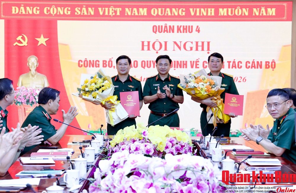 Military Region 4 mobilizes and appoints 2 Army Colonels to new positions. Photo: Military Region 4