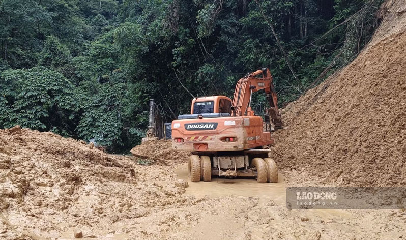 Many locations have just been leveled, and soil and rocks on the positive slope continue to fall down. Photo: A Lu