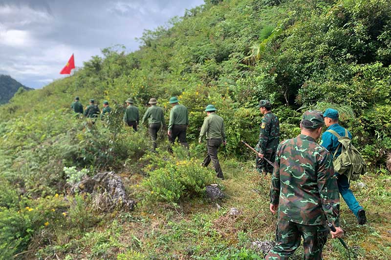 Lực lượng công an phối hợp chặt chẽ với Bộ đội Biên phòng tăng cường kiểm soát đường mòn, lối mở. Ảnh: Cổng TTĐT Công an tỉnh Tuyên Quang