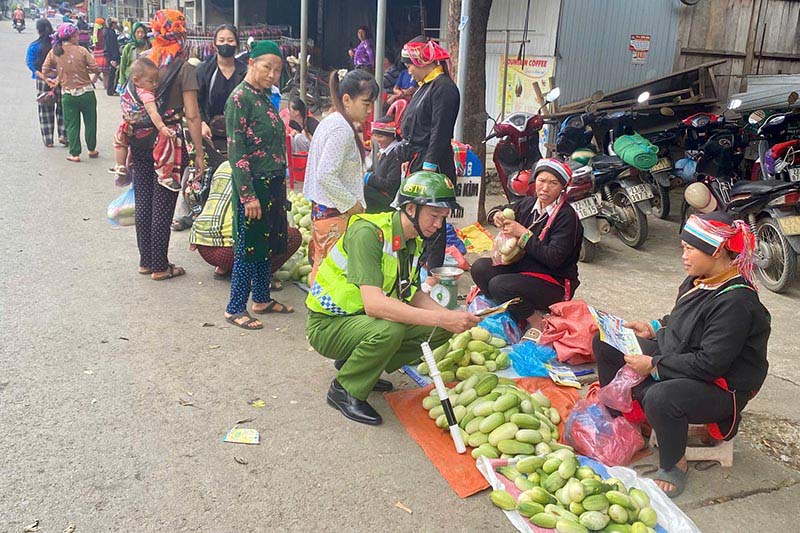 Lực lượng công an Tuyên Quang thường xuyên tuyên truyền trực tiếp tại chợ phiên. Ảnh: Cổng TTĐT Công an tỉnh Tuyên Quang