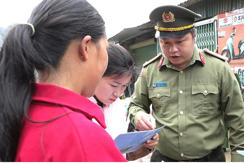 Police officers and soldiers "go to every alley, knock on every door", helping people identify the tricks of criminals. Photo: Tuyen Quang Provincial Police e-Portal