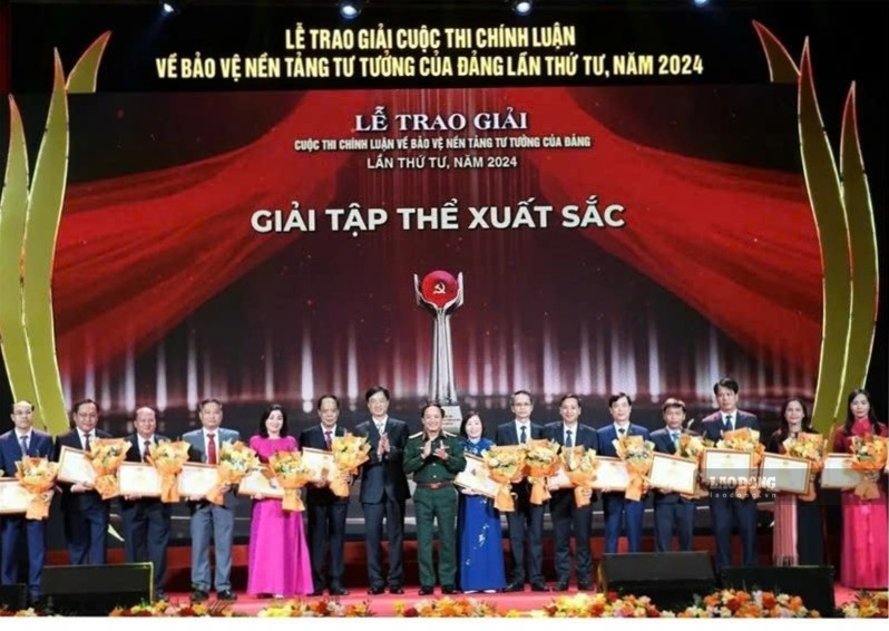 The Propaganda and Mass Mobilization Committee of Thanh Hoa Provincial Party Committee won the "Excellent Collective" award at the political commentary contest on protecting the Party's ideological foundation in 2024.