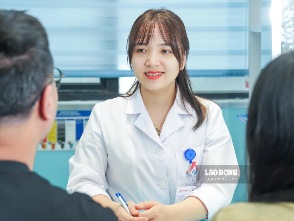 Bác sĩ Trịnh Thị Hiền, Trung tâm Hỗ trợ sinh sản - IVF An Việt tư vấn cho cặp vợ chồng hiếm muộn. Ảnh: Hải Phạm