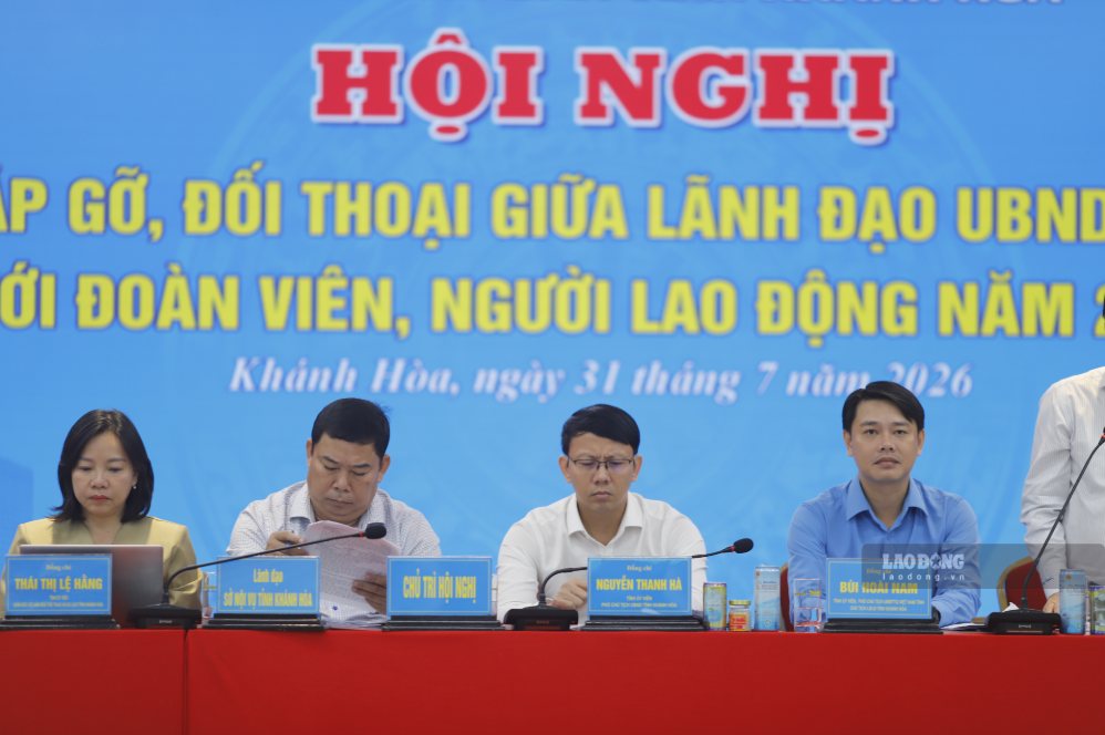At the dialogue conference, many workers wondered about housing policies and rental housing in industrial parks. Photo: Huu Long