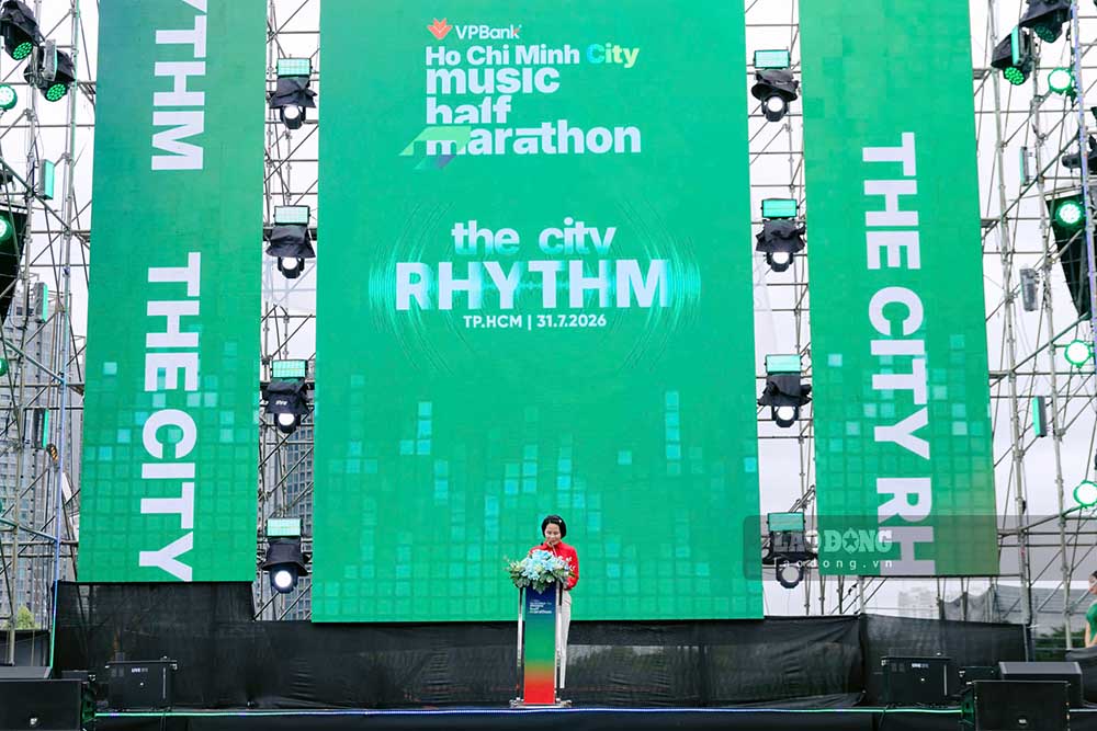 Ms. Le Thi Hoang Yen - Deputy Director of the Vietnam Sports Administration speaking at the opening ceremony of the race. Photo: Thanh Vu