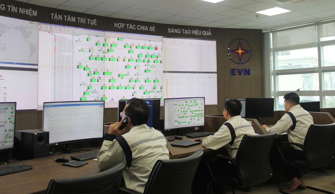 National telecommunications operations engineers on duty at the Network Operations Center (NOC) of EVNICT. Photo: EVNICT