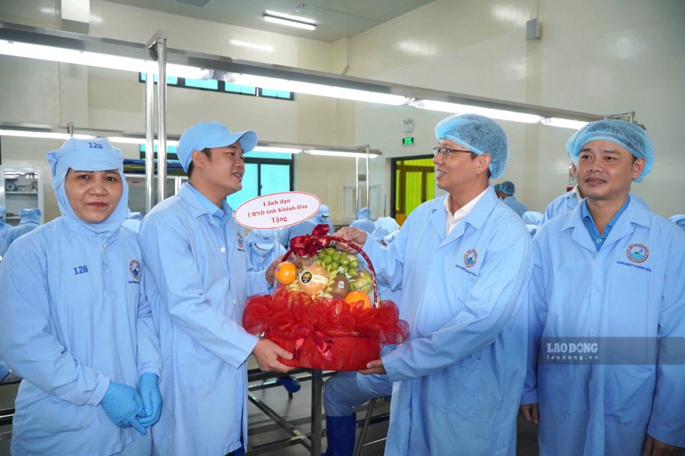 Phó Chủ tịch tỉnh Khánh Hòa tặng quà cho doanh nghiệp đang hoạt động tại Khu Công nghiệp Suối Dầu. Ảnh: Hữu Long
