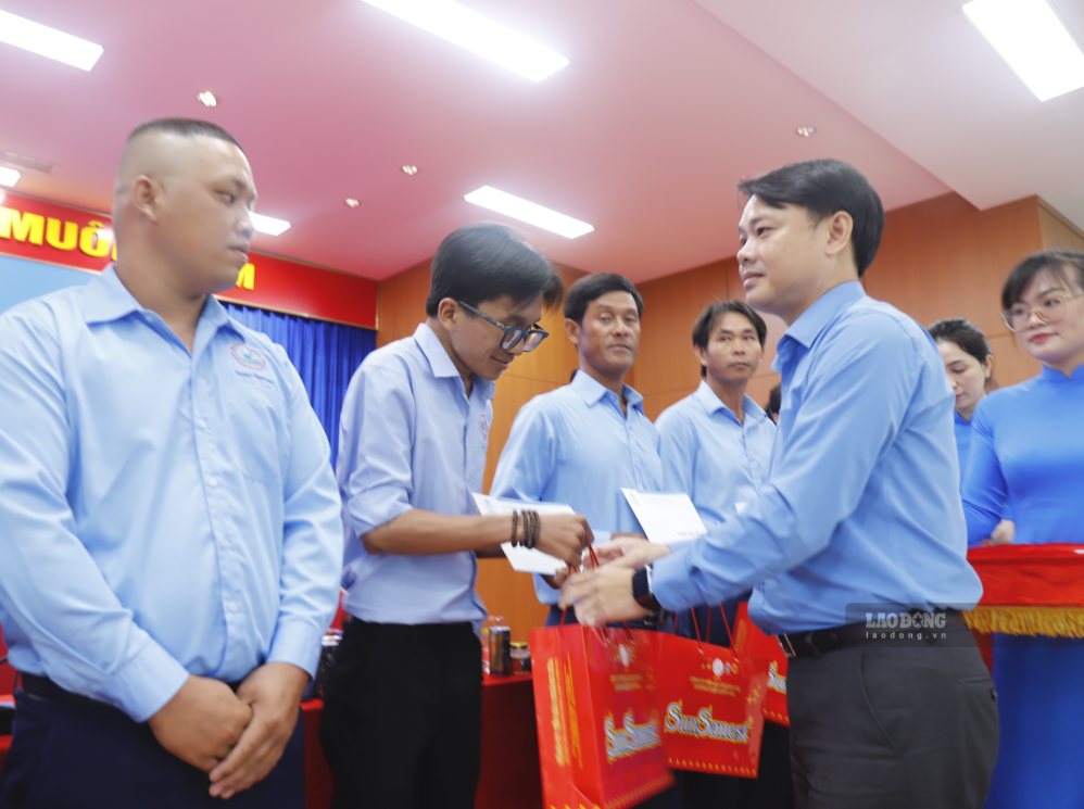 Chairman of Khanh Hoa Provincial Labor Federation Bui Hoai Nam presents gifts to workers in difficult circumstances. Photo: Huu Long