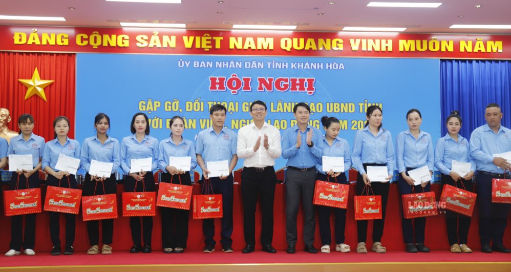 Phó Chủ tịch tỉnh Khánh Hòa Nguyễn Thanh Hà trao tặng quà cho đoàn viên, người lao động sau hội nghị. Ảnh: Hữu Long
