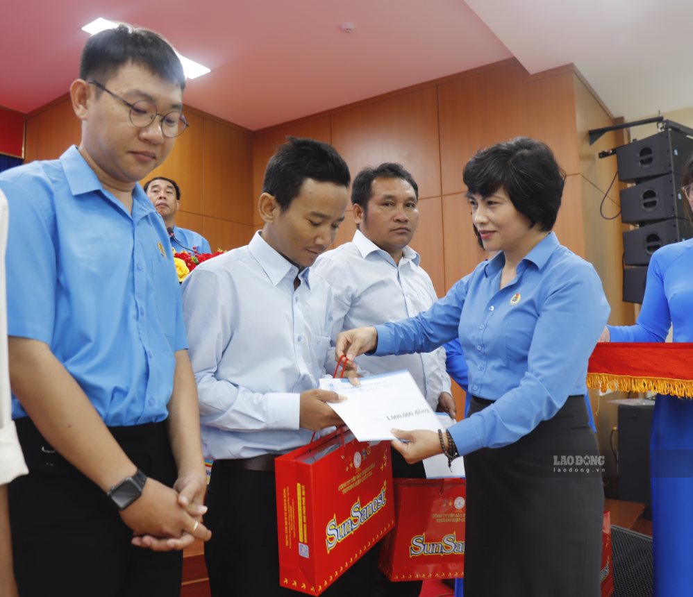 Bà Trần Thị Hương – Phó Chủ tịch LĐLĐ tỉnh Khánh Hòa tặng quà cho công nhân, người lao động có hoàn cảnh khó khăn. Ảnh: Hữu Long
