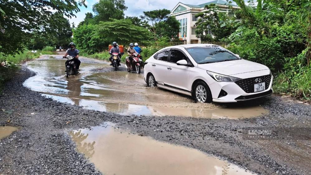 Dự án bỏ dở nhiều năm khiến tuyến đường nhếch nhác, việc lưu thông của người dân gặp nhiều trở ngại. Ảnh: Đông Giang