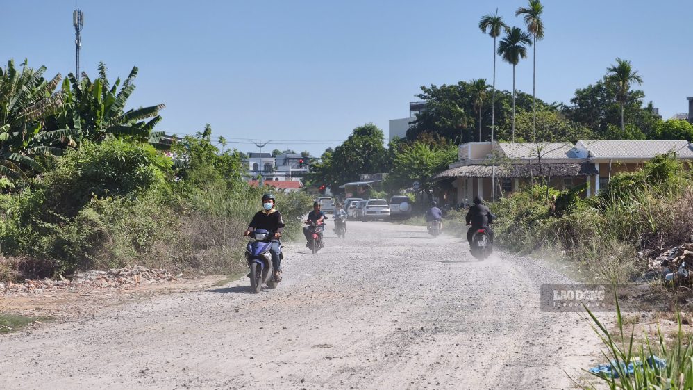 The Chu Van An road project - the section from Hai Ba Trung - Ngo Si Lien streets in Nghia Lo ward (Quang Ngai) is always in a dusty and muddy situation. Photo: Dong Giang