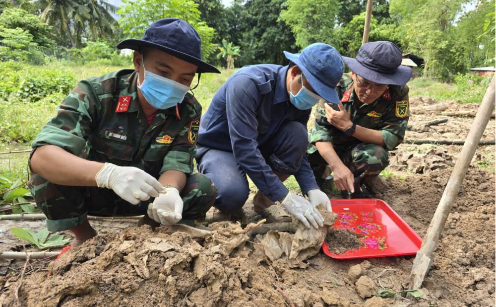 Đơn vị tiến hành vệ sinh hài cốt, thu thập, phân loại, lập hồ sơ và bảo quản theo đúng quy định. Ảnh: Phương Vũ/ Bộ CHQS An Giang