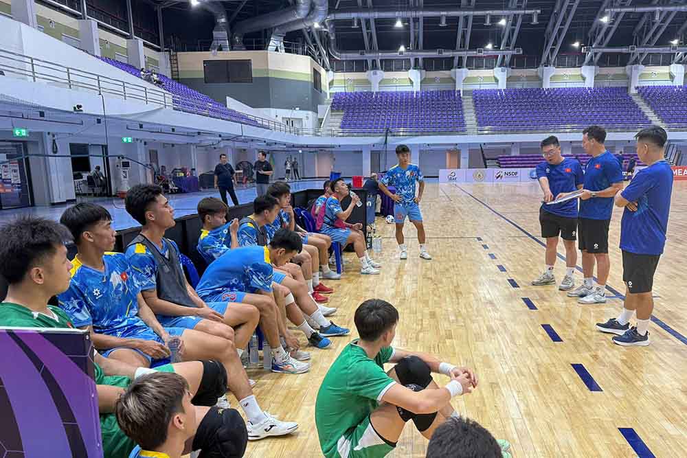 Vietnam futsal team practices the first session in Thailand. Photo: VFF