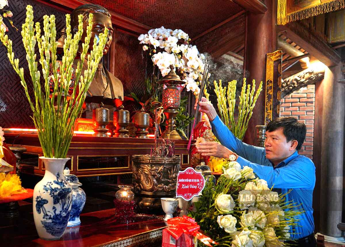 Vice President of the Vietnam General Confederation of Labor Nguyen Xuan Hung offers incense to commemorate comrade Nguyen Duc Canh. Photo: Mai Dung