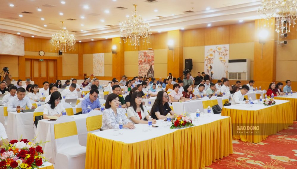 A large number of press agencies, journalists and reporters attended the Conference to thoroughly grasp and train the Press Law and documents detailing the implementation of the law. Photo: Minh Vu