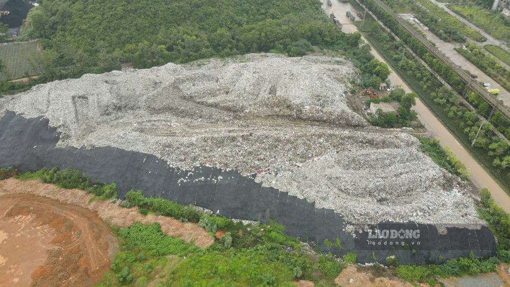 Bãi rác Núi Voi (ở phường Sầm Sơn, tỉnh Thanh Hóa) quá tải trong nhiều năm qua. Ảnh: Quách Du